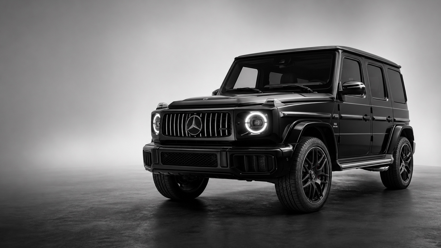 Чёрный Mercedes-AMG G 63 в студии, вид три четверти спереди