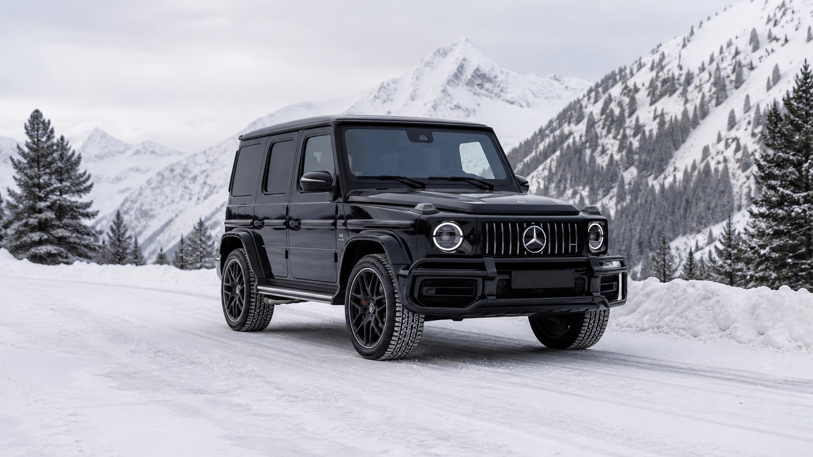 Mercedes-Benz G63 на заснеженной дороге, полный кузов в три четверти